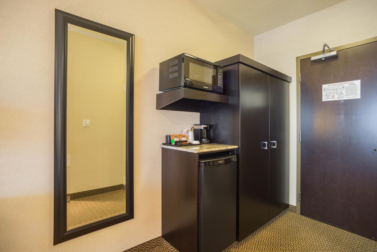 Best Western Wainwright Inn & Suites Esterno foto